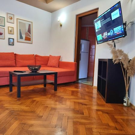 Peaceful Getaway - Generous 3-Bedroom Sanctuary - Close To Historic Old Town บูคาเรสต์ ภายนอก รูปภาพ