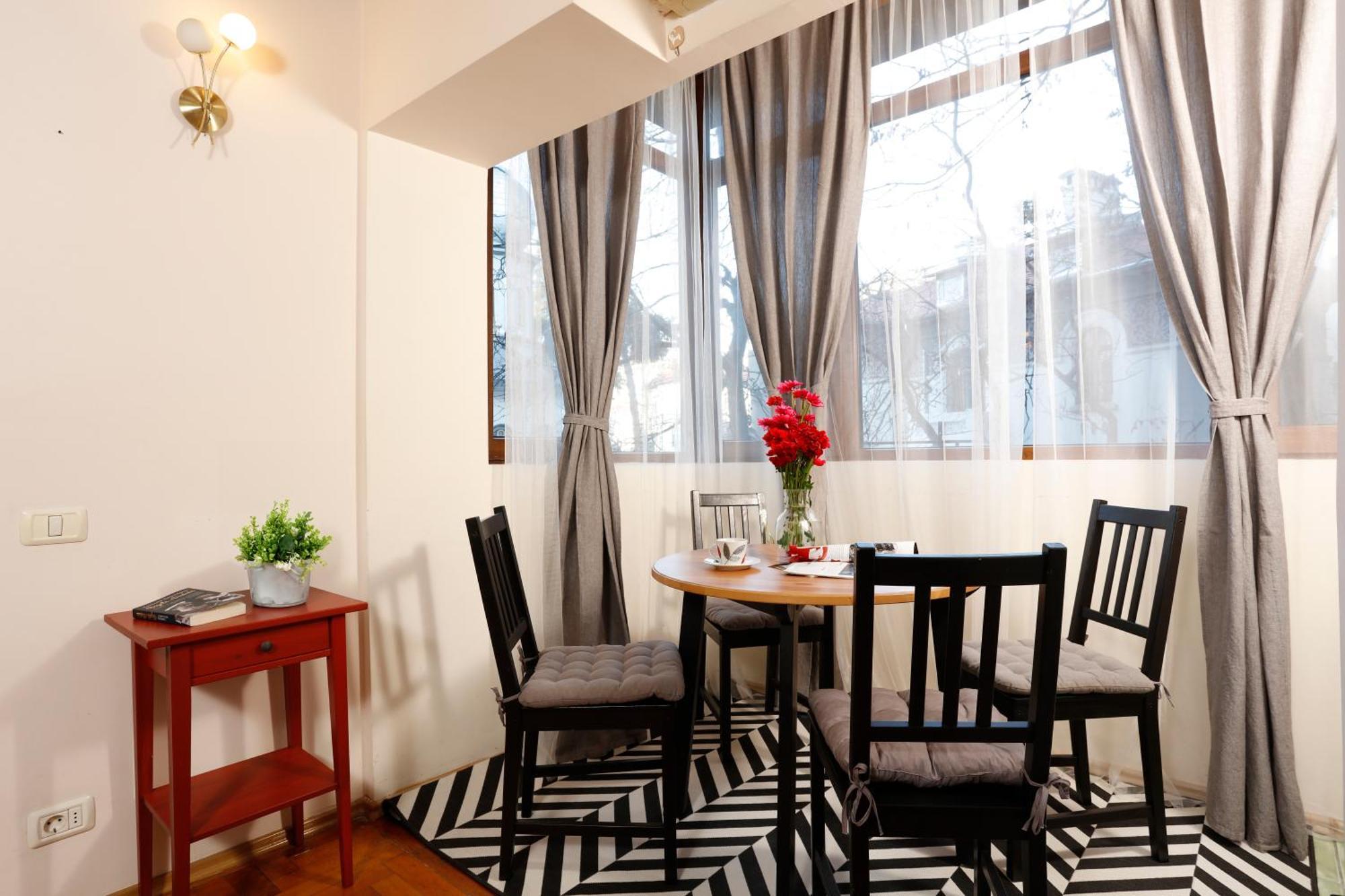 Peaceful Getaway - Generous 3-Bedroom Sanctuary - Close To Historic Old Town บูคาเรสต์ ภายนอก รูปภาพ