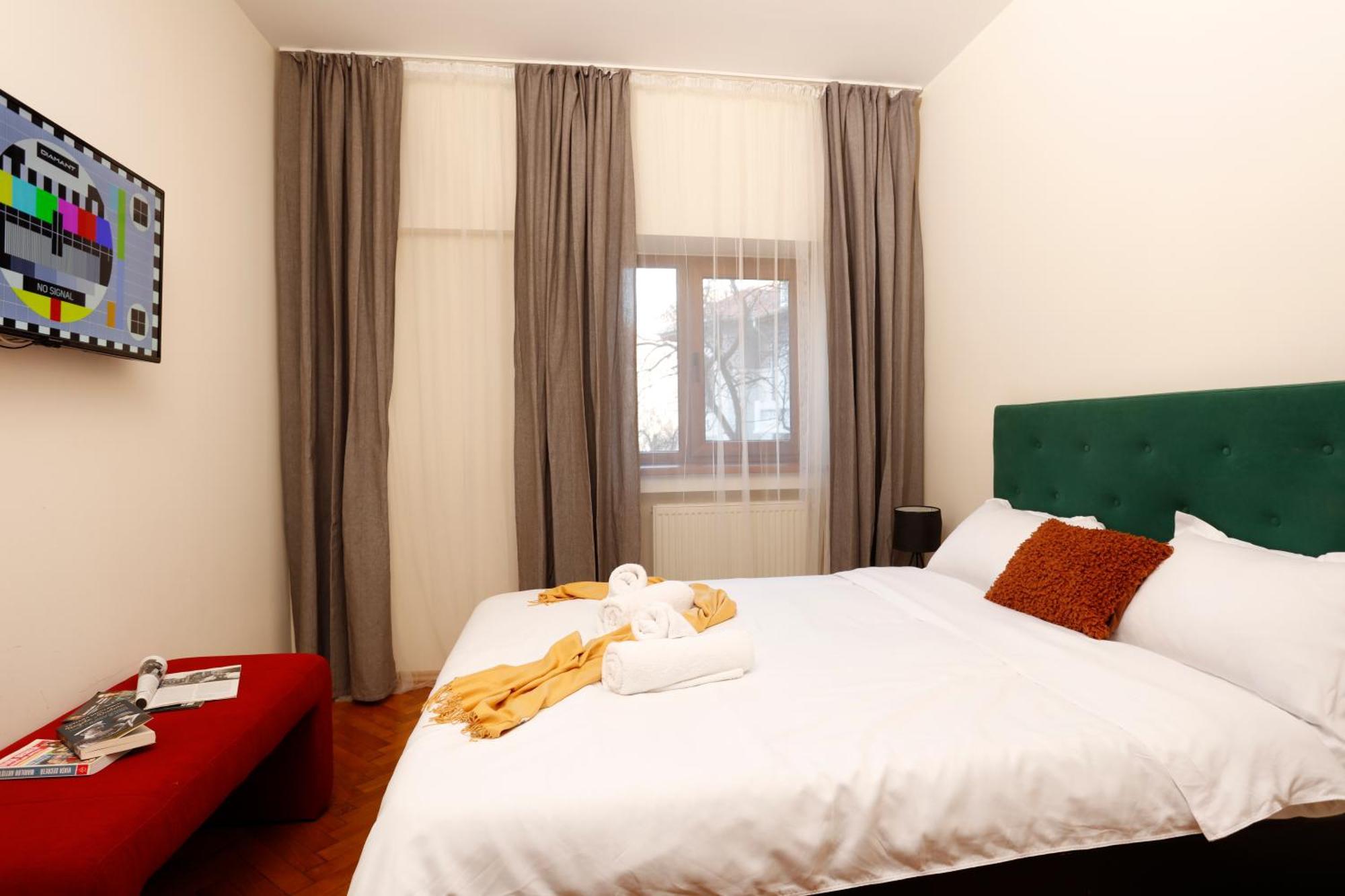 Peaceful Getaway - Generous 3-Bedroom Sanctuary - Close To Historic Old Town บูคาเรสต์ ภายนอก รูปภาพ
