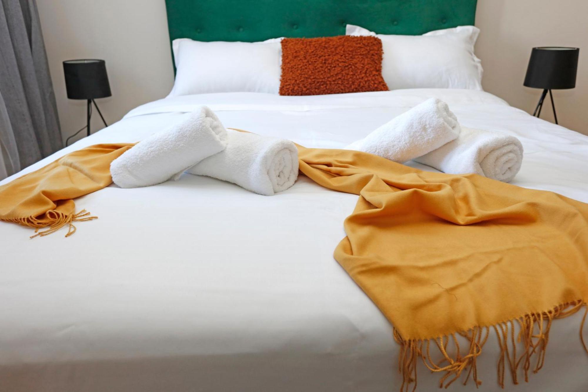Peaceful Getaway - Generous 3-Bedroom Sanctuary - Close To Historic Old Town บูคาเรสต์ ภายนอก รูปภาพ