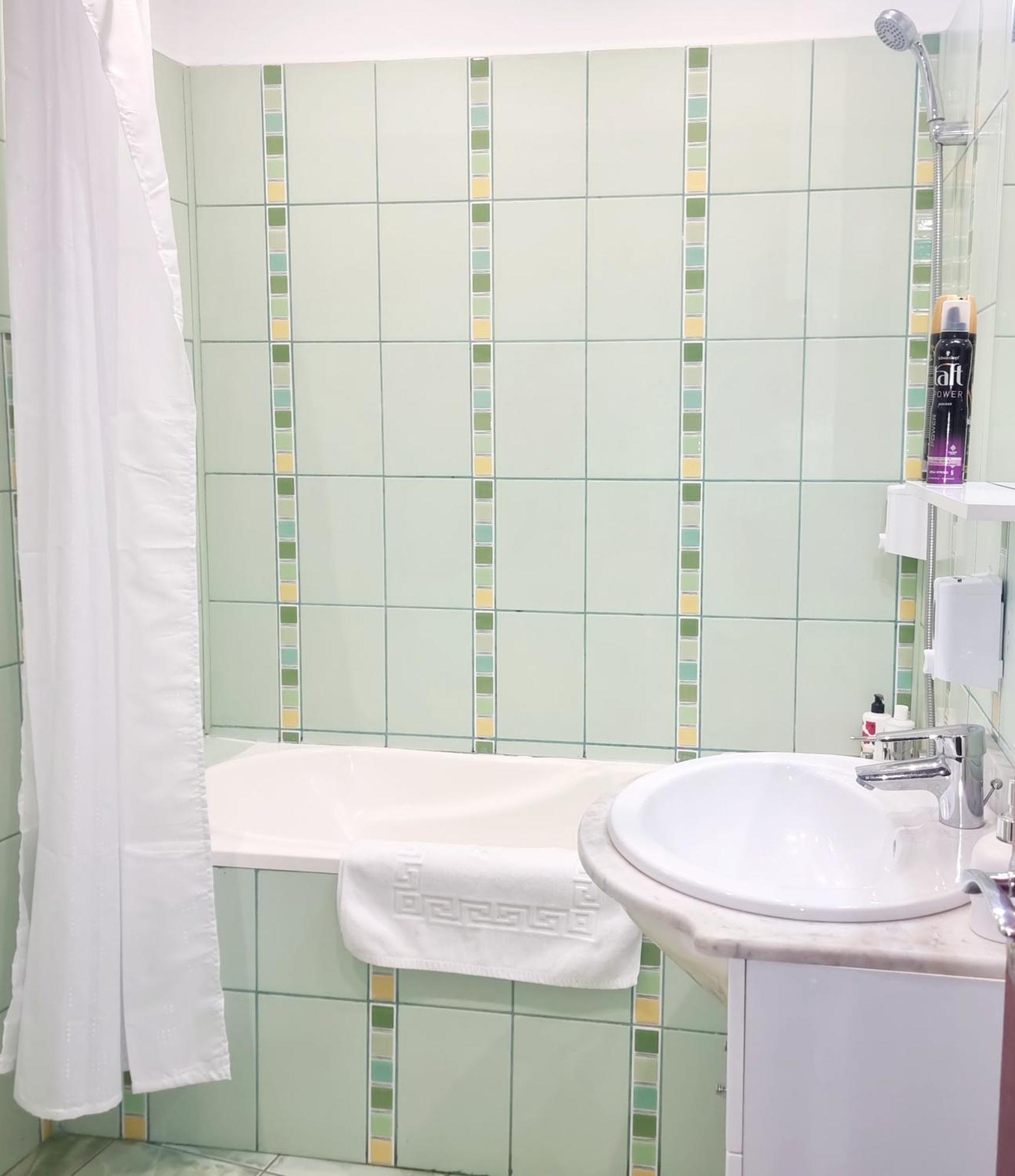 Peaceful Getaway - Generous 3-Bedroom Sanctuary - Close To Historic Old Town บูคาเรสต์ ภายนอก รูปภาพ
