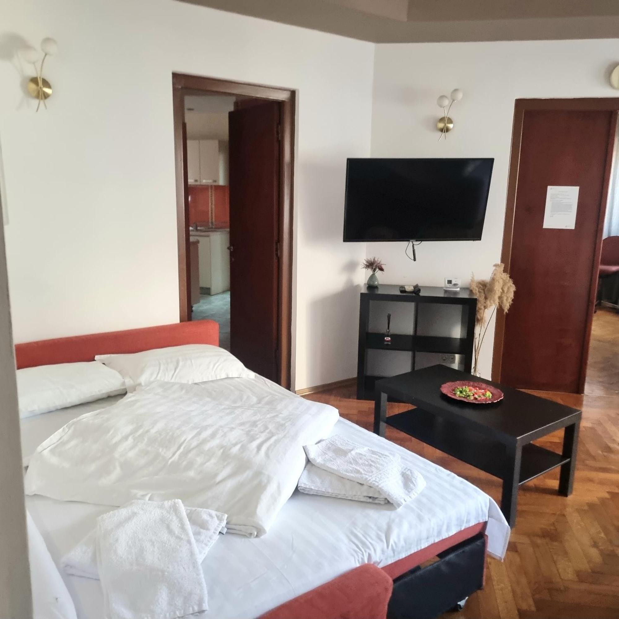 Peaceful Getaway - Generous 3-Bedroom Sanctuary - Close To Historic Old Town บูคาเรสต์ ภายนอก รูปภาพ