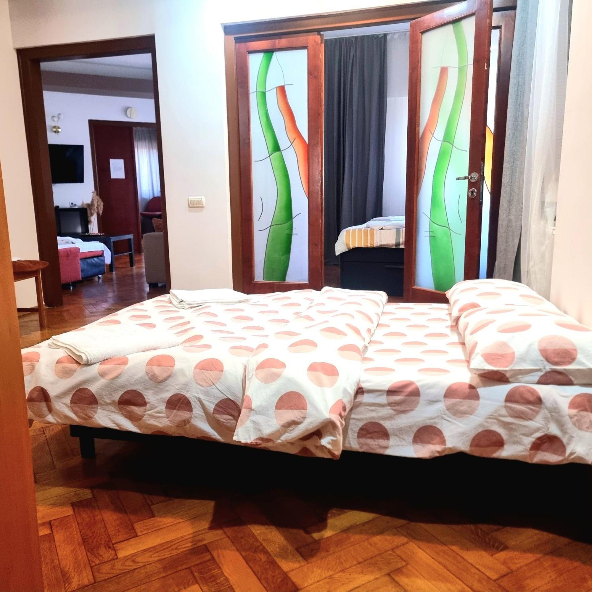 Peaceful Getaway - Generous 3-Bedroom Sanctuary - Close To Historic Old Town บูคาเรสต์ ภายนอก รูปภาพ