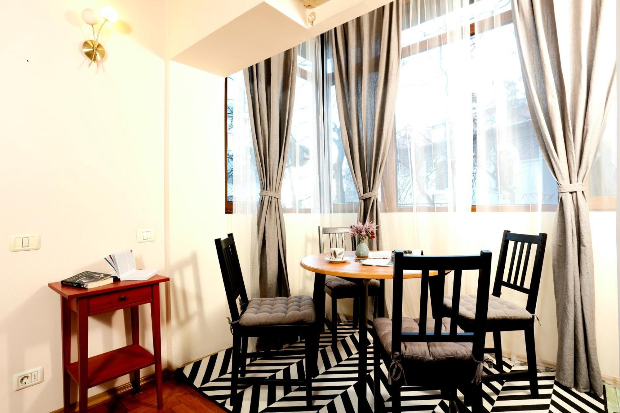 Peaceful Getaway - Generous 3-Bedroom Sanctuary - Close To Historic Old Town บูคาเรสต์ ภายนอก รูปภาพ