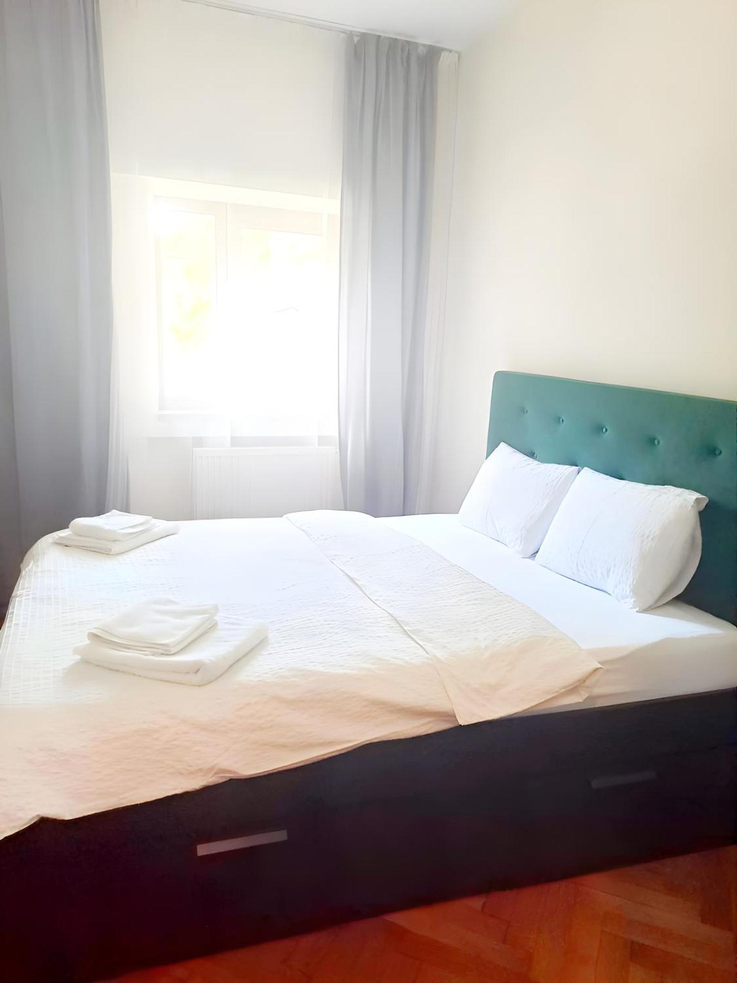 Peaceful Getaway - Generous 3-Bedroom Sanctuary - Close To Historic Old Town บูคาเรสต์ ภายนอก รูปภาพ